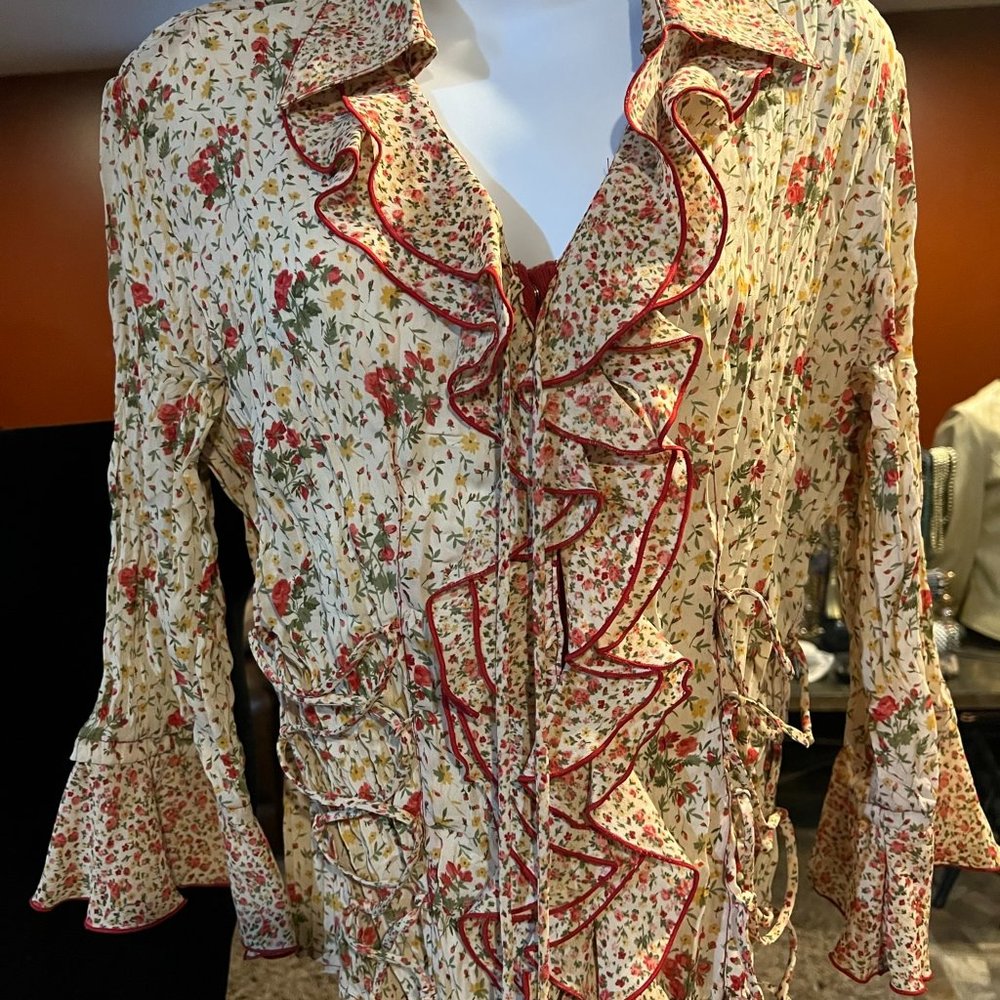 RUFFLE FLORAL BLOUSE SNAP DOWN